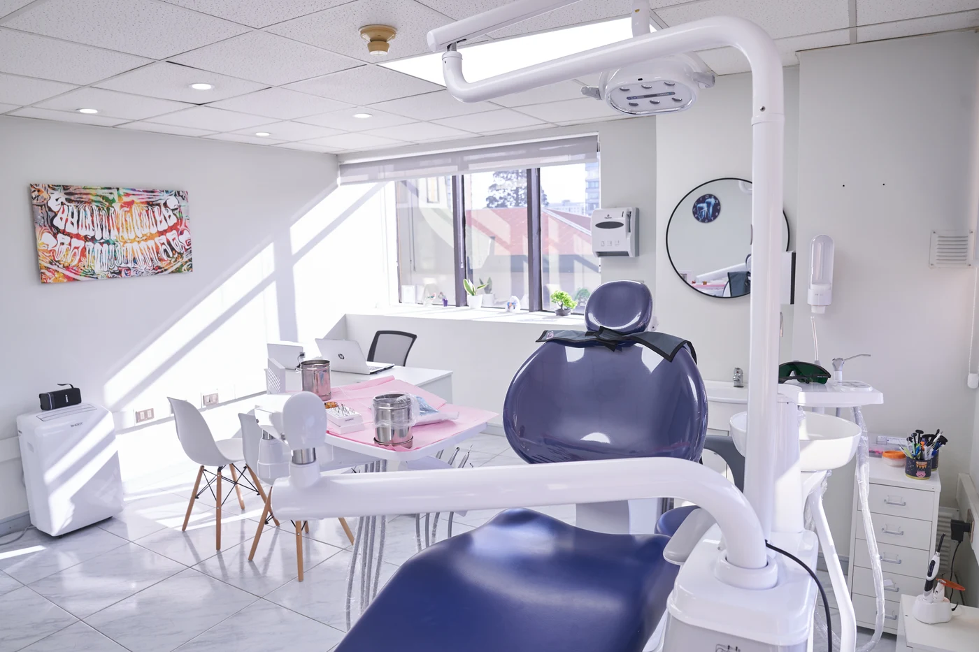 Box dental con iluminación natural en Marbella Clínica Odontológica